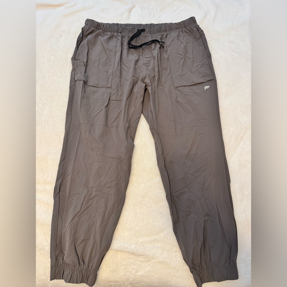 Fabletics Men's Cargo Pants in Gray